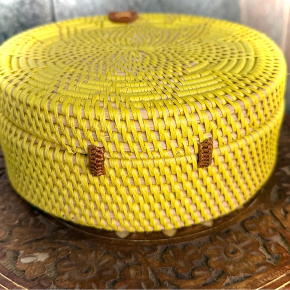 Street Level Yellow Woven Round Crossbody Bag Excellent Condition - Picture 9 of 13